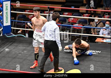 Tokyo, Giappone. 14 Ott 2021. (L-R) Taishin Isotani, Akimitsu Haga Boxing : 68.5kg peso di bout al Korakuen Hall di Tokyo, Giappone . Credit: Hiroaki Finito Yamaguchi/AFLO/Alamy Live News Foto Stock