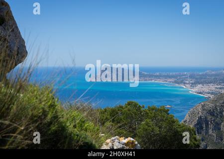 Vista sul mare blu del mediterraneo e bellissimo paesaggio di montagna a Benidorm destinazione di viaggio Spagna Foto Stock