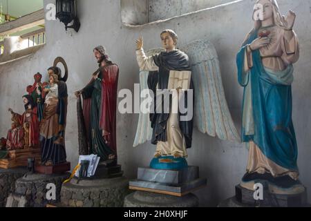 Fila di statue religiose nella chiesa di Daraga (Nuestra Señora de la Porteria Parrocchia Chiesa-nostra Signora della porta Parrocchia Chiesa) Daraga, Albay, Filippine Foto Stock