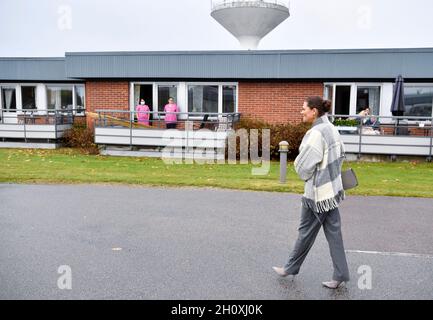 La Principessa Vittoria arriva a Hogasens Assisted Living ad Alvesta, in Svezia, il 15 ottobre 2021. La coppia della principessa ereditaria è in visita di un giorno a Kronoberg. Foto: Pontus Lundahl / TT code 10050 Foto Stock