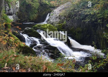 Il fiume dove cade sulle rocce in un flusso di silken alle cascate di Beezley Foto Stock