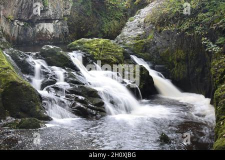 Il fiume dove cade sulle rocce in un flusso di silken alle cascate di Beezley Foto Stock