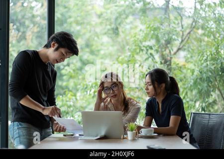 Gruppo di uomini d'affari asiatici riunione di squadra in ufficio moderno progettazione di lavoro e concetto di idee. Foto Stock