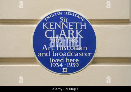 Londra, Regno Unito. Targa commemorativa: 'sir Kenneth Clark 1903–1983 storico dell'arte e emittente visse qui 1934–1939' al 30 Portland Place, Marylebone Foto Stock