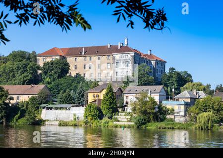 Zámek Nelahozeves, řeka Moldava, Střední Čechy, Česká republika / fiume Moldava, castello rinascimentale Nelahozeves, Boemia centrale, repubblica Ceca Foto Stock