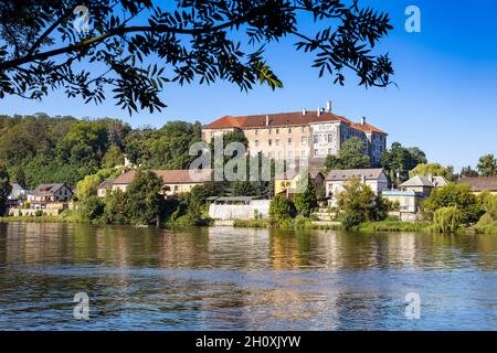 Zámek Nelahozeves, řeka Moldava, Střední Čechy, Česká republika / fiume Moldava, castello rinascimentale Nelahozeves, Boemia centrale, repubblica Ceca Foto Stock