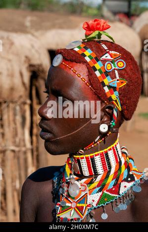 Primo piano ritratto di un trisbesman samburu decorato con colori vivaci. Loisaba Wilderness Conservancy, distretto di Laikipia, Kenya. Foto Stock