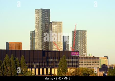 Grattacieli o alti edifici a Deansgate Square nel centro di Manchester, Inghilterra, Regno Unito, visto dal sud della città. Foto Stock