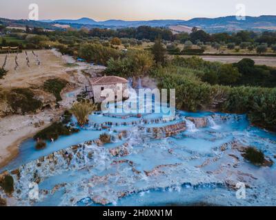 Toscane Italia, terme naturali con cascate e sorgenti termali a Saturnia, Grosseto, Toscana, Italia vista aerea sulle cascate termali naturali coppia in vacanza a Saturnia Toscany Foto Stock