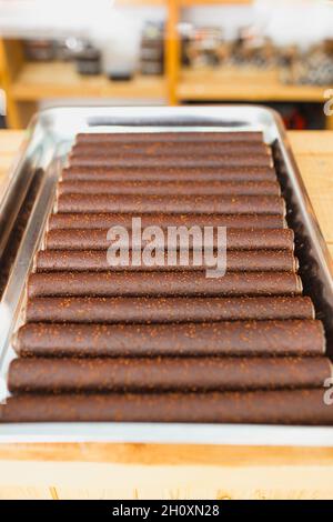 Marshmallow georgiano o tklapi dolcezza e condimento di ciliegia naturale prugna o prugna - foglie di tklapi dalla purea di frutta essiccata al sole - Georg Foto Stock
