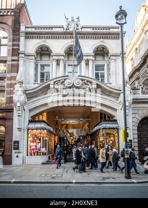 Burlington Arcade, Piccadilly, Londra. Il grande ingresso rococò e la facciata dell'esclusiva galleria commerciale vicino Bond Street e Mayfair. Foto Stock
