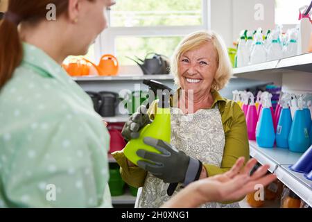Il cliente riceve consigli quando effettua acquisti nel negozio di hardware o nel centro giardino Foto Stock
