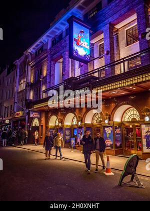 Mary Poppins, Prince Edward Theatre, Londra. Patroni nel quartiere dei teatri del West End lasciando una produzione di scena del popolare film Disney. Foto Stock