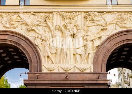 Composizione scultorea, bassorilievo - famiglia sovietica e simboli comunisti sull'arco del palazzo Kotelnicheskaya, classicismo socialista stalinista, Mosca Foto Stock