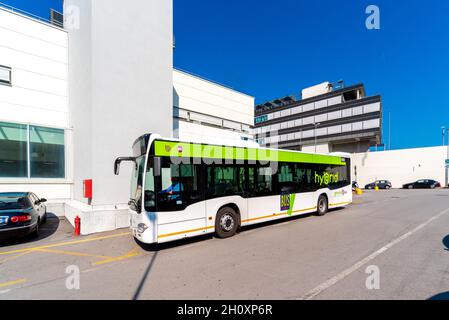 Verduno, Alba, Piemonte, Italia - 12 ottobre 2021: Autobus ibrido della compagnia Granda Bus alla fermata dell'ospedale Ferrero Foto Stock