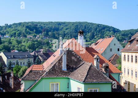 Paesaggio con vista sulle case della città di Sighisoara, in Transilvania (Transilvania) regione della Romania, in una soleggiata giornata estiva Foto Stock