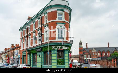 The Flat Iron Pub Straddling Anfield Road e Walton Breck Road, Anfield, Liverpool 4. Immagine scattata nel settembre 2021. Foto Stock