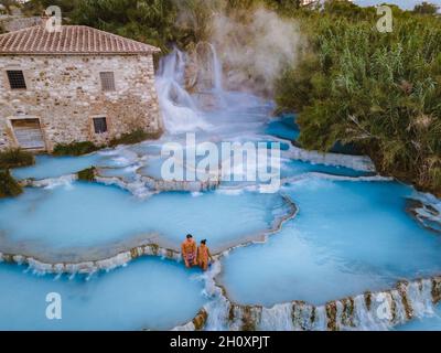 Toscane Italia, terme naturali con cascate e sorgenti termali a Saturnia, Grosseto, Toscana, Italia vista aerea sulle cascate termali naturali coppia in vacanza a Saturnia Toscany Foto Stock