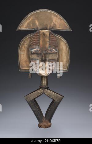 Elemento scultoreo di un Ensemble Reliquario (mbulu ngulu), probabilmente 1800. Africa, Africa centrale, Gabon, Kota-stile maker. Legno, lega di rame e ferro; totale: 61 x 27.5 x 3 cm (24 x 10 13/16 x 1 3/16 poll.). La mappa etnica del Gabon orientale è estremamente complicata a causa dei continui movimenti migratori dal XVII secolo. Kota è il nome di una delle tre persone culturalmente strettamente correlate. Tutti condividono la tradizione di commemorare e onorare gli antenati attraverso la conservazione e il culto delle sacre reliquie ancestrali all'interno di contenitori cilindrici di corteccia o legati in pacchetti di fibre. COV Foto Stock