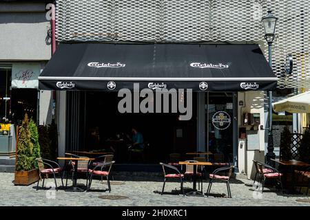 Bucarest, Romania - 6 maggio 2021: Vecchi edifici con bar e ristoranti in via Lipscani (strada Lipscani) nel centro storico (Centrul Vechi) Foto Stock