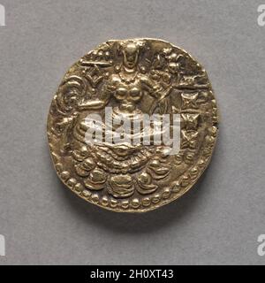 Moneta con Figura di un Archer (inverso), c. AD 400. India, Chandragupta II, periodo Gupta, fine IV-inizio V secolo. Oro; diametro: 1.9 cm (3/4 poll.). I governanti della dinastia Gupta unificarono l'India settentrionale sotto il dominio nativo per la prima volta dall'impero Maurya (323-185 a.c.). I Guptas si chiamarono da Chandragupta, il fondatore della dinastia Maurya. Questa moneta di Chandragupta II, che governò da circa 380 a 415 anni, raffigura un arciere divino che regge un arco e una freccia. Al contrario c'è la dea indiana della fortuna, Shri, seduta su un loto. Foto Stock