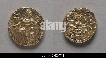 Moneta di Chandragupta II , c. AD 400. India, Chandragupta II, periodo Gupta, fine IV-inizio V secolo. Oro; diametro: 1.9 cm (3/4 poll.). I governanti della dinastia Gupta unificarono l'India settentrionale sotto il dominio nativo per la prima volta dall'impero Maurya (323-185 a.c.). I Guptas si chiamarono da Chandragupta, il fondatore della dinastia Maurya. Questa moneta di Chandragupta II, che governò da circa 380 a 415 anni, raffigura un arciere divino che regge un arco e una freccia. Al contrario c'è la dea indiana della fortuna, Shri, seduta su un loto. Foto Stock