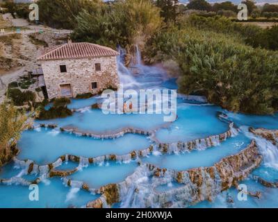 Toscane Italia, terme naturali con cascate e sorgenti termali a Saturnia, Grosseto, Toscana, Italia vista aerea sulle cascate termali naturali coppia in vacanza a Saturnia Toscany Foto Stock