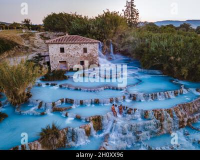 Toscane Italia, terme naturali con cascate e sorgenti termali a Saturnia, Grosseto, Toscana, Italia vista aerea sulle cascate termali naturali coppia in vacanza a Saturnia Toscany Foto Stock