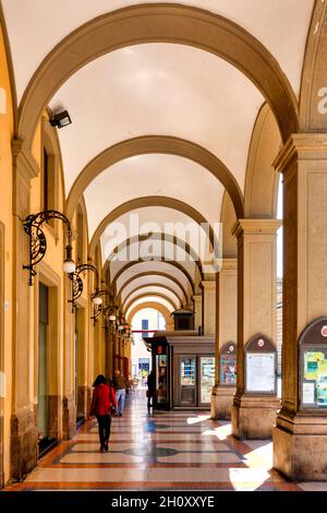 Portici in corso San Giorgio, Teramo, Italia Foto Stock