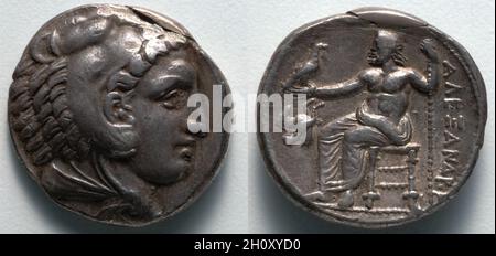 Tetradrachm: Herakles (obverse); Zeus (Reverse), 336-323 a.C. Grecia, Macedonia, regno di Alessandro III [il Grande]. Argento; diametro: 2.6 cm. Su questa moneta, la testa di un giovane Eracle, con la pelle di leone, appare sull'oblio, con suo padre Zeus, re degli dei, seduto sul rovescio. Per Alessandro III (il Grande), che rivendicava la discesa dalla linea di Eracle, monete come questo potere proiettato. Così, mentre i loro attributi (leone-pelle, aquila, scettro) identificano l'eroe e dio, l'iscrizione ??????????? (Di Alexander) identifica il leader. Foto Stock