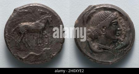 Tetradrachm: Quadriga (inversa); testa di Arethousa (inversa), c.. 467–440 A.C. Grecia, V secolo a.C. Argento; diametro: 2.5 cm. Sull'inverso di questa moneta altamente simbolica si trova la testa di Arethousa, una dea locale di Siracusa, fuggita dalla Grecia continentale e sorto sul sito come una fontana di acqua dolce. Quattro delfini nuotano intorno a lei, suggerendo gli umili inizi di Siracusa come una piccola colonia isolana. Al contrario, un carro da corsa a quattro cavalli ricorda le vittorie passate di Siracusa nei giochi Panhellenic. Foto Stock