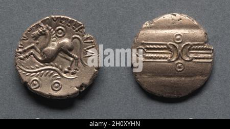 Stater di Dubnovellaunos: Corona e mezzaluna (obversal); Cavallo con ramo (reverse), 20 a.C.–ad 10. Inghilterra (Gran Bretagna antica), Trinovantes. Oro; diametro: 1.8 cm (11/16 poll.). Dubnovellaunus era il re della zona intorno al Kent. Era un regnante guerrafista e a volte possedeva un territorio su entrambi i lati del Tamigi. Egli potrebbe essere succeduto ad Addedomaros dalla conquista e governato sui Trinovantes. Senza dubbio subì la sconfitta per mano di Cunobeline dei Catuvellauni e fu costretto a tornare in Kent. Era uno dei capi britannici menzionati con Tincommius sul monumento ad Augusto a A. Foto Stock