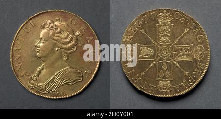 Cinque Guineas: Anne (obverse); Shields e rosa (reverse), 1703. Inghilterra, Anne, 1702-1714. Oro; diametro: 2.9 cm (1/8 poll.). Il conio durante il regno di Anna rimase abbastanza costante ai disegni inaugurati nel 1662. Prima dell'atto di Unione con la Scozia (1706), le armi dell'Inghilterra e della Scozia rimasero separate, come mostrato. Dopo l'atto, i due bracci sono stati congiunti su uno scudo. La parola Vigo indica che le monete sono state coniate dall'oro catturato dagli spagnoli nella battaglia di Vigo Bay (1702). Sebbene le monete d'argento recanti l'iscrizione Vigo siano meno rare, le tre denominazioni d'oro b Foto Stock
