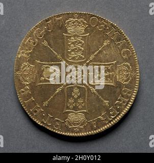 Cinque Guineas: Scudi e rosa (retromarcia), 1703. Inghilterra, Anne, 1702-1714. Oro; diametro: 2.9 cm (1/8 poll.). Foto Stock