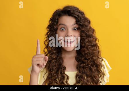 modello di moda femminile ispirato con idea. bellezza teen. capelli crespi ricci. ragazza ha capelli ondulati. Foto Stock