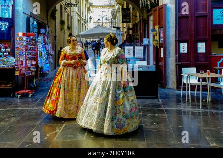 Valencia Fallas Donne in abito tradizionale Città Vecchia Valencia Spagna festival Foto Stock