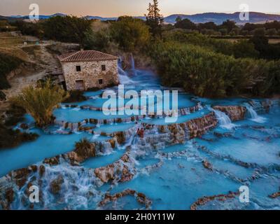 Toscane Italia, terme naturali con cascate e sorgenti termali a Saturnia, Grosseto, Toscana, Italia vista aerea sulle cascate termali naturali coppia in vacanza a Saturnia Toscany Foto Stock