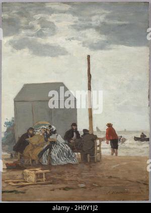 La spiaggia a Deauville, 1864. Eugène Boudin (francese, 1824-1898). Olio su pannello di legno; incorniciato: 45.7 x 36.8 x 3.5 cm (18 x 14 1/2 x 1 3/8 poll.); senza cornice: 34.7 x 26 cm (13 11/16 x 10 1/4 poll.). Durante il 1860, Boudin eseguì molti dipinti e acquerelli che rappresentavano turisti e vacanzieri ben da fare godendo di stazioni balneari in Normandia, principalmente Trouville e Deauville. In questa scena, le figure poste in modo informale suggeriscono un senso di rilassamento e intimità. La sedia rovesciata in primo piano sottolinea l'impressione di un momento osservato casualmente, come se una brezza marina o un rapido dep Foto Stock