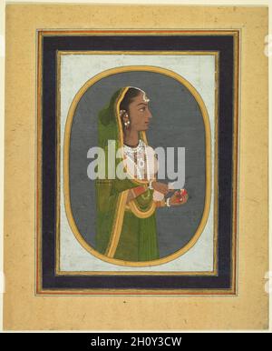 La signora della corte che versa il vino (recto); Calligraphy dei quatrains lirici (verso), c.. 1760; confini a metà del 1700. Mughal India, probabilmente Lucknow. Tempera gommosa, inchiostro e oro su carta; pagina: 30.6 x 25 cm (12 1/16 x 9 13/16 pollici). L'artista ha raffigurato un decanter in vetro o cristallo con testa d'anatra adornato con un motivo di vite dorato, segnalandone il contenuto. Il vino rosso scorre dalla bocca dell'anatra in una piccola tazza. Tali vasi di vino a forma di uccello sono vestigia dei sacrifici di sangue una volta parte di antichi riti di corte persiani. Sul verso, i rametti floreali illuminano l'opera calligrafica centrale e i versi abbinati Foto Stock