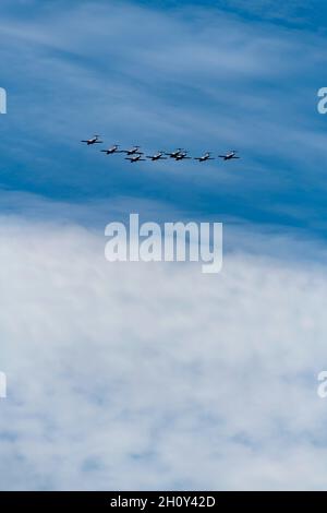 La squadra Canadian Forces Snowbirds effettua voli di gruppo durante il Labor Day 2021 Canadian International Air Show Foto Stock