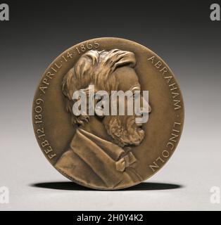 Abraham Lincoln medaglia (complementare), 1900s. Charles Calverley (American, 1833-1914). Bronzo; diametro: 6,9 cm (2 11/16 in.). Foto Stock