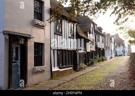 Vista esterna della casa e case medievali a graticcio su strada acciottolata Church Square a Rye East Sussex Inghilterra Gran Bretagna Regno Unito KATHY DEWITT Foto Stock