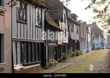 Vista esterna di case medievali a graticcio su strada acciottolata Church Square a Rye East Sussex Inghilterra Gran Bretagna Regno Unito KATHY DEWITT Foto Stock