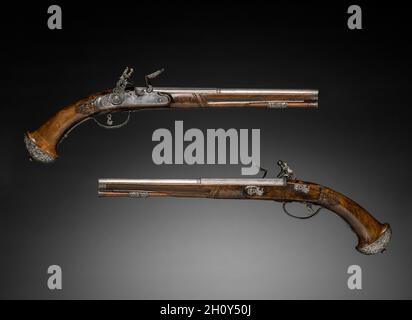 Coppia di Flintlock Pistols, c. 1690-1700. Gio Borgognone (italiano), Lazarino Cominazzo (Italiano). Acciaio, Acciaio cesellato con calcio in noce; complessivo: 49,5 cm (19 1/2 in.); cilindretto: 30,9 cm (12 3/16 in.); foro: 1,3 cm (1/2 in.). Foto Stock