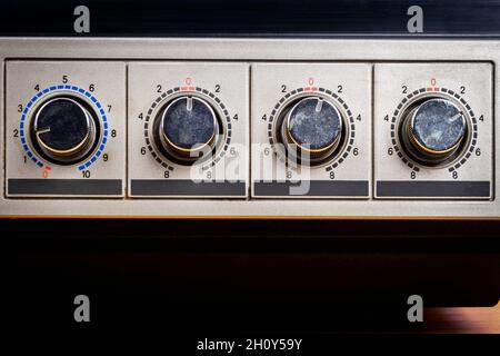 Primo piano dei controlli tono sul giradischi in vinile vintage Foto Stock