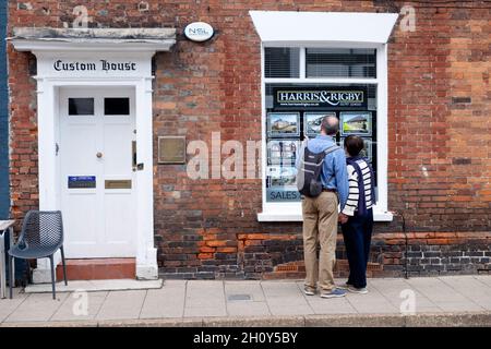 Coppia persone che cercano in agente immobiliare finestra in case in vendita affitto casa di mercato immobiliare in Rye East Sussex Inghilterra Gran Bretagna Regno Unito KATHY DEWITT Foto Stock