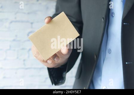 Primo piano della scheda di nota di affari vuota sulla mano dell'uomo Foto Stock