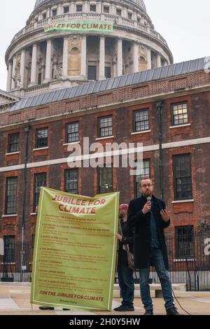 Londra, Inghilterra, Regno Unito. 15 ottobre 2021. Il lancio di Jubilee for Climate banner Drop e Africans Rising UK in Piazza Paternoster accanto alla Cattedrale di St Pauls. Una coalizione di organizzazioni, tra cui la ribellione dell'estinzione, la Campagna del debito giubilare, la Giustizia globale ora, XRISN, la maggioranza globale contro BLM Leeds, United for Black Lives si è unita per commemorare l'anniversario dell'assassinio di Thomas Sakara, ex presidente del Burkina Faso e il decimo anniversario di Occupy London. Credit: Denise Laura Baker/Alamy Live News Credit: Denise Laura Baker/Alamy Live News Foto Stock