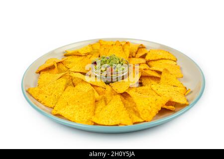 Tortilla croccante con salsa guacamole in un piatto grande, cucina messicana. Foto Stock