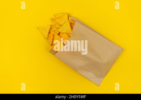 Chip Nachos in un sacchetto di carta ecologico, fast food. Foto Stock